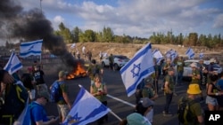 Protestatarii isrelieni blochează autostrada Tel Aviv Ierusalim - 17 august 2025.