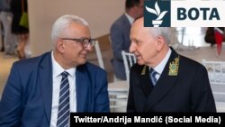 Kryeparlamentari malazez, Andrija Mandiq (majtas), dhe ambasadori rus në Podgoricë, Aleksandr Lukashik.