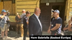 Az egyik lakó, a 47 éves Antal Balázs kérdezi a polgármestert a sajtótájékoztató után. A férfi két éve stroke -ot kapott, ma 22 800 forint a havi bevétele. Bár továbbképzésre jár és újra dolgozni szeretne, nem mindegy, milyen feltételekkel kap majd bérlakást a kisajátítás után