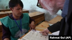 په کابل کې د رایې ورکوونکو یو مرکز. Kabul, June 11, 2019