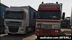 Täjigistana ýük alyp barýan ulaglar, Sarahs geçelgesi, Eýran, 20-nji fewral, 2019