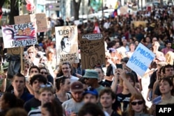 Protestatari la Marsilia, pe 10 septembrie. Protestele au fost convocate pe rețele, nu au organizatori unitari. Sindicatele își vor ține propriile demonstrații peste o săptămână.