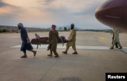 Victimă a cutremurului cărată către o ambulanță la aeroportul din Jalalabad, Afganistan, 1 septembrie 2025.
