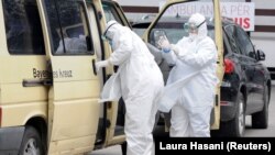 Punëtorë shëndetësor në Kosovë.