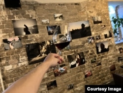 Expoziția de fotografie „Trăind cu războiul” a lui Takashi Hirano la Kiev, în iulie 2025