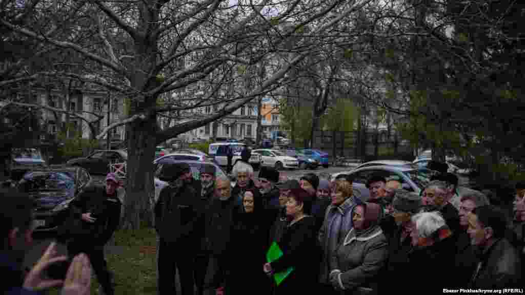 Aliye Degermenci toplanğan adamlarğa oturışnıñ tafsilâtını aytıp bere, polis hadimleri ise uzaqtan közete