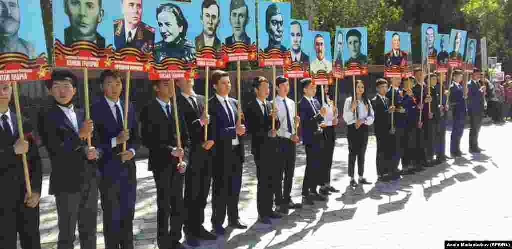 Ал эми Ысык-Көлдүн Каракол шаарында "Мен чоң атам менен сыймыктанам" деген ураан алдында парад өттү. Иш-чарага жергиликтүү жетекчилер, облустагы бардык райондордон келген жергиликтүү тургундар катышты.