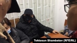 Райымбек Матраимов (в черной маске) в суде.