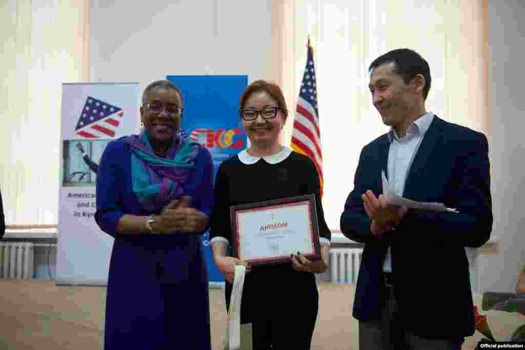 Посол США в Кыргызстане Памела Спратлен (слева), &nbsp;директор Бишкекского бюро радио "Азаттык" Султан Каназаров (справа) с победительницей конкурса декламационного чтения &nbsp;"У меня есть мечта" на русском языке Тынымгуль Эшиевой.&nbsp;