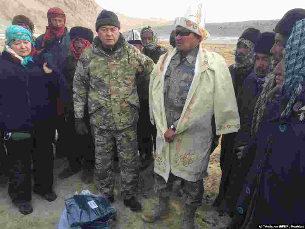 Ооган Памириндеги кыргыздардын мурдагы хандарынын биринин уулу Ажирейим мырза учурда Ооганстандын Чек ара кызматында иштейт. Ал кыргызстандыктар менен памирлик кыргыздардын ортосундагы байланышты камсыздап турат. Депутат Мирлан Бакиров ага кыргыз чепкенин кийгизди. &nbsp;