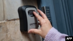 Una din cauzele identificate pentru criza locuințelor la nivel european este închirierea pe termen scurt (de tip Airbnb), care duce la lipsa de locuințe pentru rezidenți. 