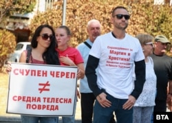 "Справедливост на Мартин и Христина", пише върху тениската на протестиращ в Бургас. Това са имената на детето в тежко състояние и 35-годишната му майка в кома, след като бяха блъснати от АТВ в Слънчев бряг.