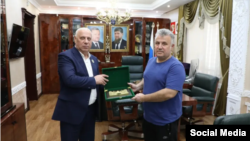 Министр труда, занятости и социального развития Чечни Усман Баширов и глава делегации Ассоциации чеченской культуры и солидарности в Анкаре Ихсан Пилгер. Фото из официального инстаграм-аккаунта Баширова.