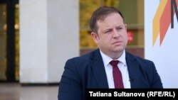 „მოვუწოდებ საქართველოს ხელისუფლებას, გააუქმოს იზოლაციონისტური ქცევა...“ - თქვა მინისტრმა სტივენ დაუთიმ.