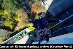 Канстанцін падчас выкананьня прац на вышыні. Фота з прыватнага архіву