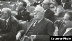 Садри Максуди (уртада) ХХ гасырның беренче чирегендә Идел-Урал төбәгенең иң мәшһүр шәхесләренең берсе санала