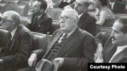 Садри Максуди (уртада) җитәкчелегендәге һәйәт Парижда Версаль конгрессында үз карашын һәм теләкләрен белдерә.