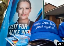 Un poster cu lidera AfD, Alice Weidel, și un chipiu "Make Duisburg great again", la un stand al acestui partid de extremă dreapta, în orașul industrial Duisburg, în vestul Germaniei