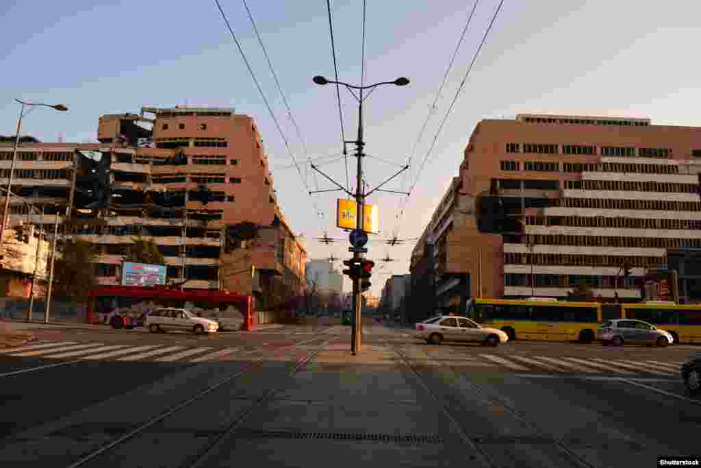 Fostul cartier general militar, marcat încă de război, fotografiat în 2014.Clădirea abandonată a devenit un memorial de facto al controversatei campanii aeriene occidentale.