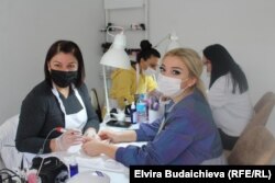 Сотрудницы салона Миры Дооталиевой и клиентка.