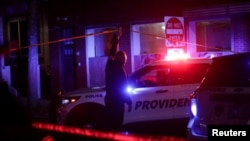 Провиденс шаарындагы окуя болгон жердеги полиция кызматкерлери 