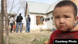Ребенок, проживающий в Алатауском районе, на окраине Алматы. Иллюстративное фото.  