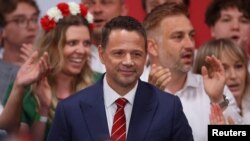 Primarul Varșoviei, Rafal Trzaskowski, în așteptarea sondajelor exit poll duminică seara, în urma unei competiții care se anunța foarte strânsă și pe care a pierdut-o în cele din urmă.