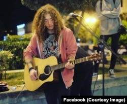 დავით ხომერიკი უკრავს თავისუფლების მოედანზე, თბილისის საკრებულოს წინ.