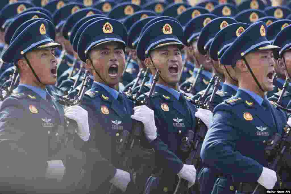 Pjesëtarë të ushtrisë kineze gjatë parakalimit në paradë.