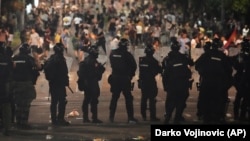Pripadnici Žandarmerije čuvaju ulicu tokom antivladinog protesta u blizini prostorija Srpske napredne stranke u Beogradu, Srbija, 14. avgusta 2025.