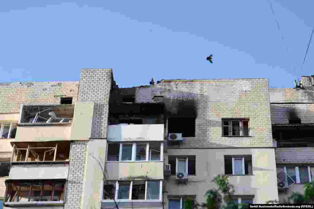 Крыша многоэтажки в Киеве, где произошел пожар из-за атаки российского беспилотника 