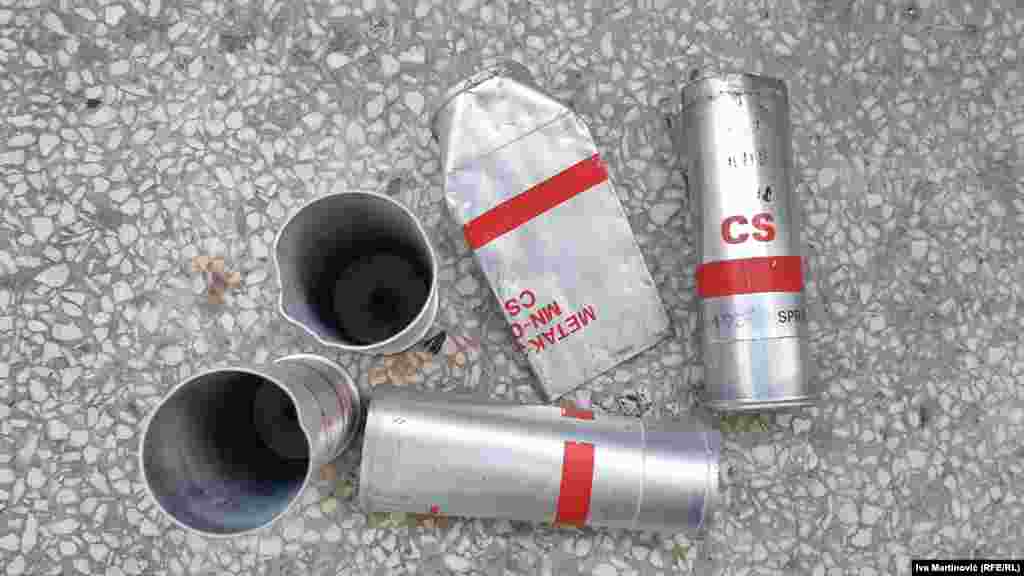 Pretragom fotografija patrona, RSE je ovaj tip pronašao u ponudi kompanije "Trayal" iz Kruševca koja se duže od veka, pored ostalog, bavi proizvodnjom eksplozivnih i pirotehničkih sredstava, "namenjenih individualnoj i kolektivnoj zaštiti". Iz ove kompanije nisu odgovorili na pitanje RSE da li su oni proizvođači suzavca koji je policija ispaljivala na protestima u Beogradu. 