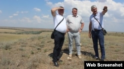 Подконтрольный РФ глава администрации Сакского района Михаил Слободяник (в центре) и директор ФГКУ комбинат «Гвардейский» Росрезерва Александр Полынкевич (слева)