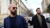Britansko-američki bivši profesionalni kik bokser i kontroverzni influenser Endru Tejt (levo) i njegov brat Tristan Tejt (desno) izlaze iz Apelacionog suda u Bukureštu nakon saslušanja o njihovom zahtevu da im se dozvoli da napuste Rumuniju, 22. decembar 2023. 