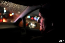 Ляўрэат Нобэлеўскай прэміі міру 2022 года Алесь Бяляцкі ў аўтамабілі ў Вільні 14 сьнежня 2025 года, на наступны дзень пасьля вызваленьня зь беларускай турмы