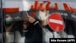 Mladić nosi zaštitnu masku