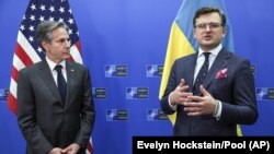 
აშშ-ის სახელმწიფო მდივანი ენტონი ბლინკენი და უკრაინის საგარეო საქმეთა მინისტრი დმიტრო კულება, ნატოს შტაბ-ბინა, ბრიუსელი, 2022 წლის 7 აპრილი.