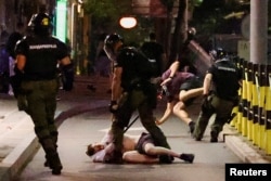 Sigurnosne snage privode jednog od demonstranata nakon protesta 28. juna