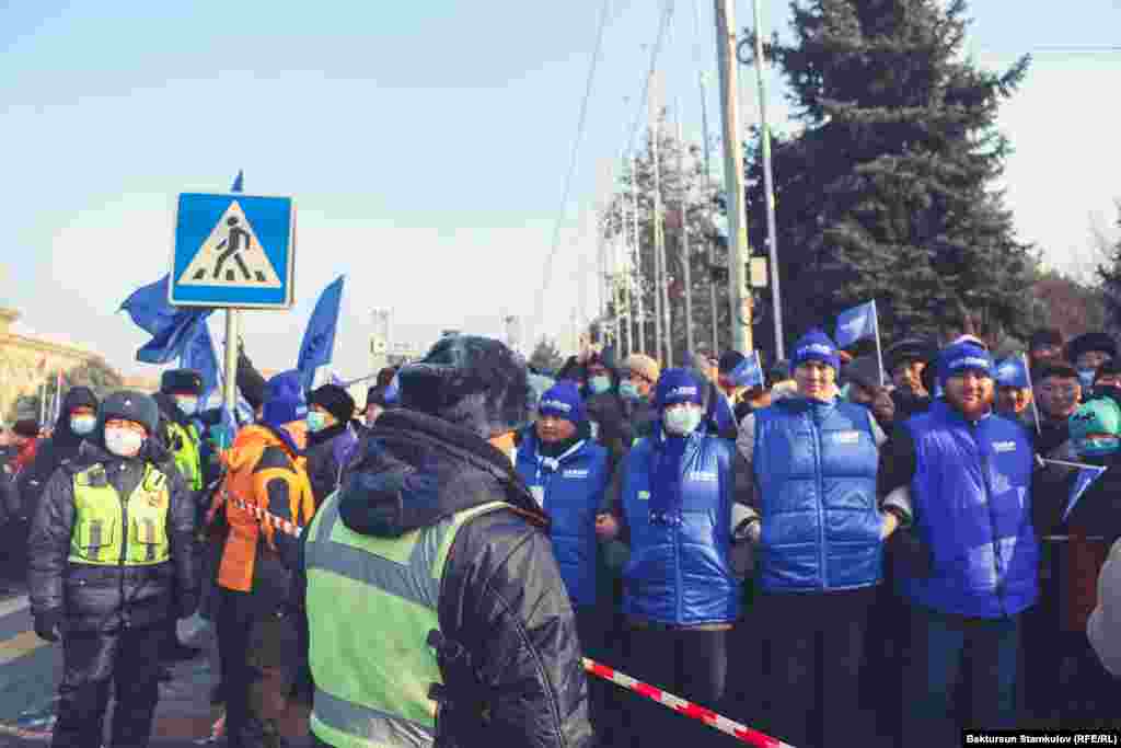 Үгүт иштери учурунда кызматта турган милиция кызматкерлери.&nbsp;