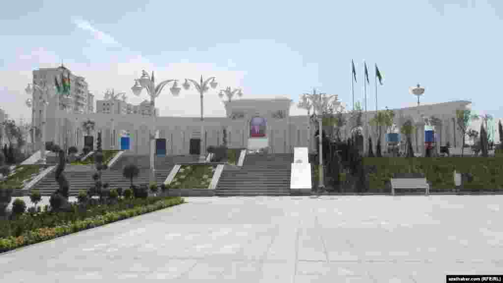 Seýilgäh A.Nyýazow köçesiniň ugrunda, "Oguzkent" myhmanhanasynyň golaýynda ýerleşýär.