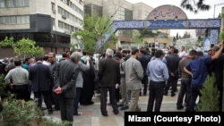 حضور شهروندان مقابل وزارت کشور در جریان ثبت نام داوطلب‌ها در روز جمعه