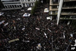 Protestatarii s-au strâns vineri dimineață în piața Syntagma din centrul Atenei, pentru a cere dreptate. Proteste au fost anunțate în peste 200 de localități din țară și în alte 130 din întreaga lume, din Australia până în Canada.
