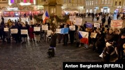 საპროტესტო გამოსვლა პრაღაში ახალი კანონპროექტის მიმართ, რომელიც ჩეხეთში მცხოვრებ რუსებს ამ ქვეყნის მოქალაქეობის მიღებას უკრძალავს. კანონს 6 თებერვალს ხელი მოაწერა პრეზიდენტმა პაველმა. 17 იანვარი, 2025 წელი.