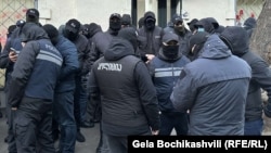 ათობით პოლიციელი აქტივისტ დოდი ხარხელის სახლთან, სადაც ჩხრეკა მიმდინარეობს. ფოტო გადაღებულია 2024 წლის 3 დეკემბერს.