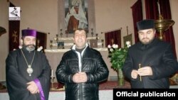 ვაჰაგნ ჩახალიანი (შუაში)