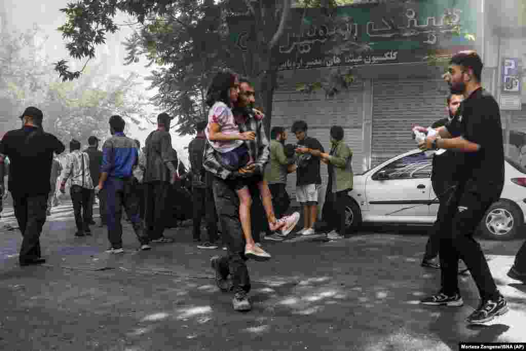 1. 15 ივნისი: კაცს მიჰყავს დაჭრილი გოგო, თეირანის ცენტრში მომხდარი აფეთქების შემდეგ, ისრაელის მიერ ირანის მთელ ტერიტორიაზე არსებულ სამიზნეებზე დარტყმების დროს.