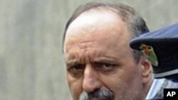 Горан Хажичке Нови Сад шаарчасындагы карган энеси менен үй-бүлө мүчөлөрүнө сакчынын коштоосунда жолугушууга уруксат кылынды.Нови Сад, Сербия. AP. 22.7.2011.