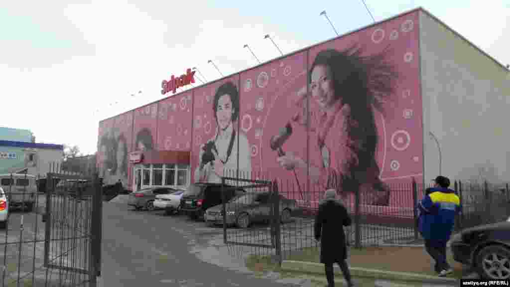 Жаңаөзенде 2011 жылғы оқиға кезінде бүлінген "Сулпак" дүкенінің қазіргі келбеті.