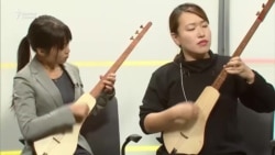 Играющие на комузе волонтеры из Японии