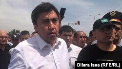 Габидулла Абдрахимов, в ту пору занимавший должность акима Шымкента, во время акции протеста арысцев. 27 июня 2019 года.